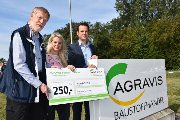 Hans-Werner Kleindiek (Vorsitzender „Jugendhilfe Direkt e.V.“), Marina Rose (AGRAVIS Baustoffhandel) und Tim Papenfort (Geschäftsführer AGRAVIS Baustoffhandel, v.l.) freuen sich, dass die Spende aus der Trikotversteigerung gut eingesetzt wird.