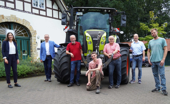 Claas Arion 550 mit Cemos-System an Bord