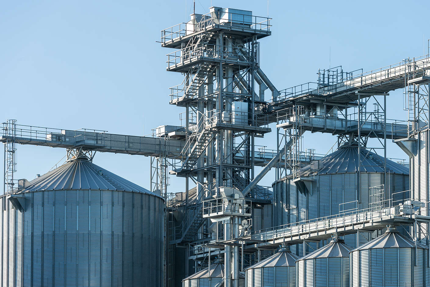 Oberer Teil von Silozellen verbunden von Elevatoren.