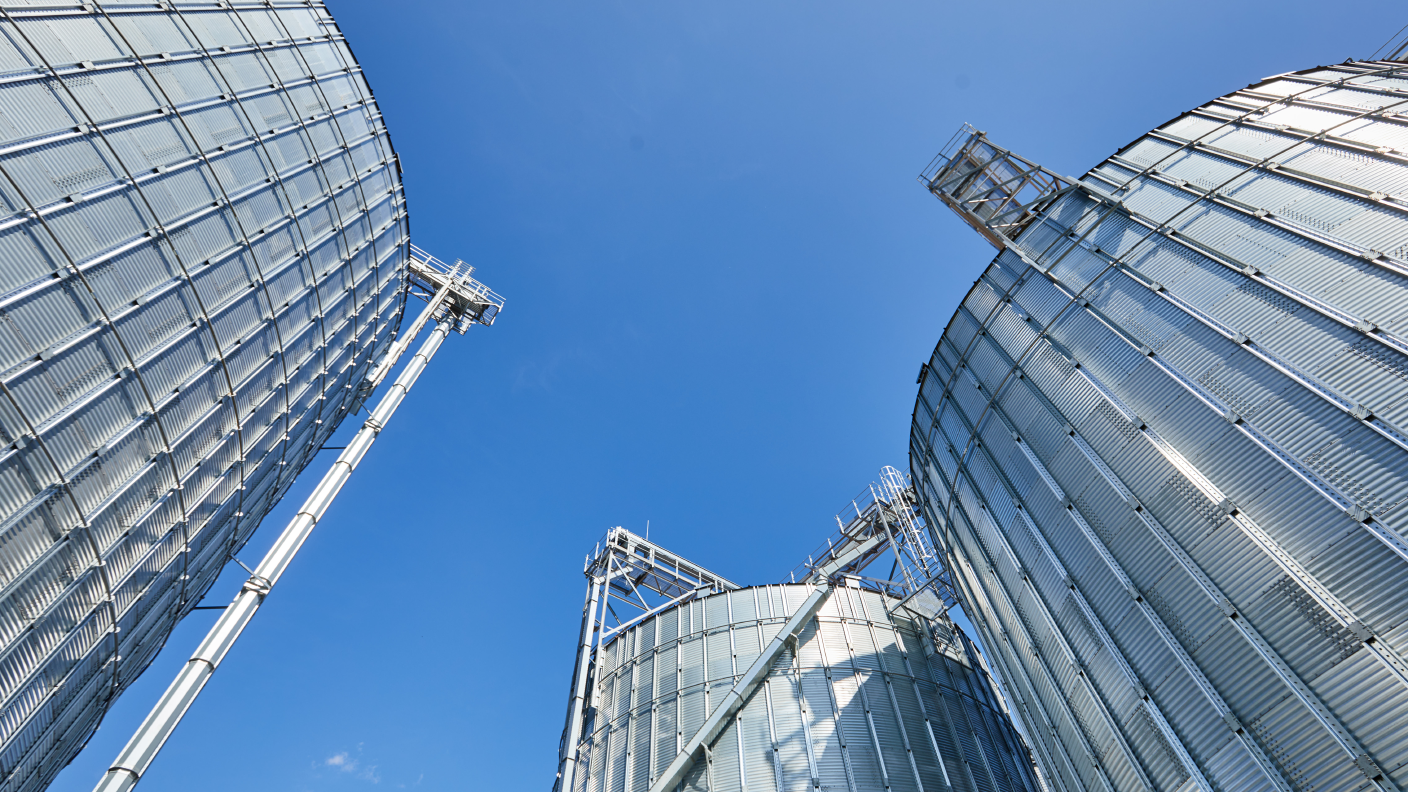 Blick auf Getreidesilos mit blauem Himmel