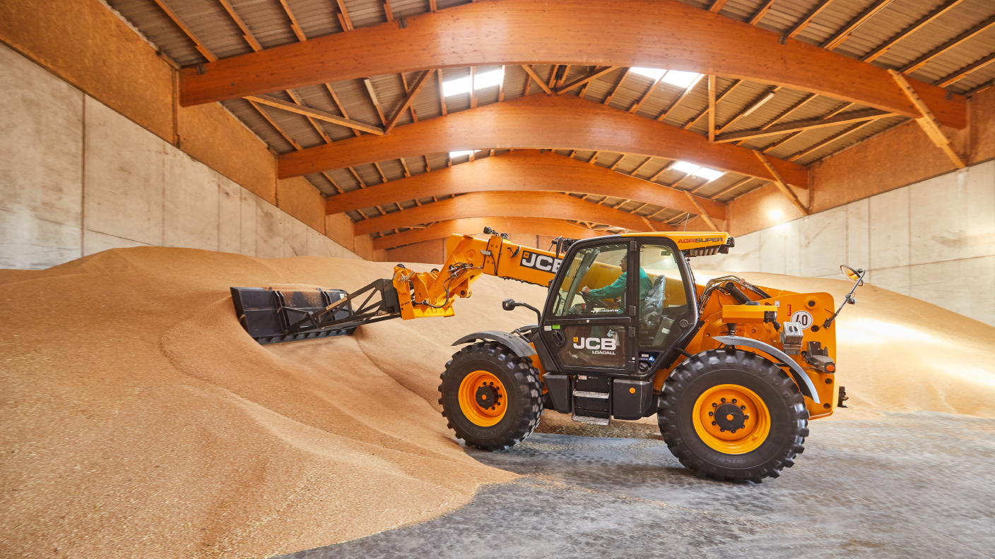 JCB Lader schiebt Getreidehaufen hoch