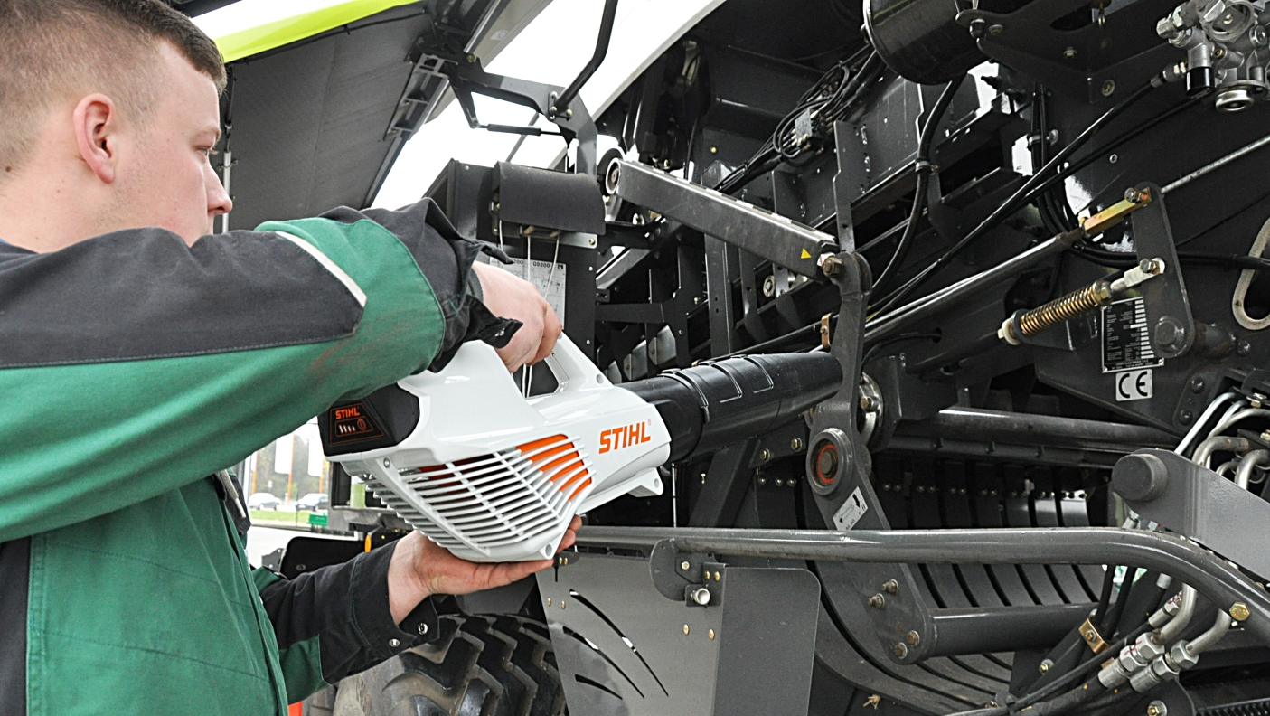 STIHL-Laubbläser wird zur Reinigung landwirtschaftlicher Maschine genutzt