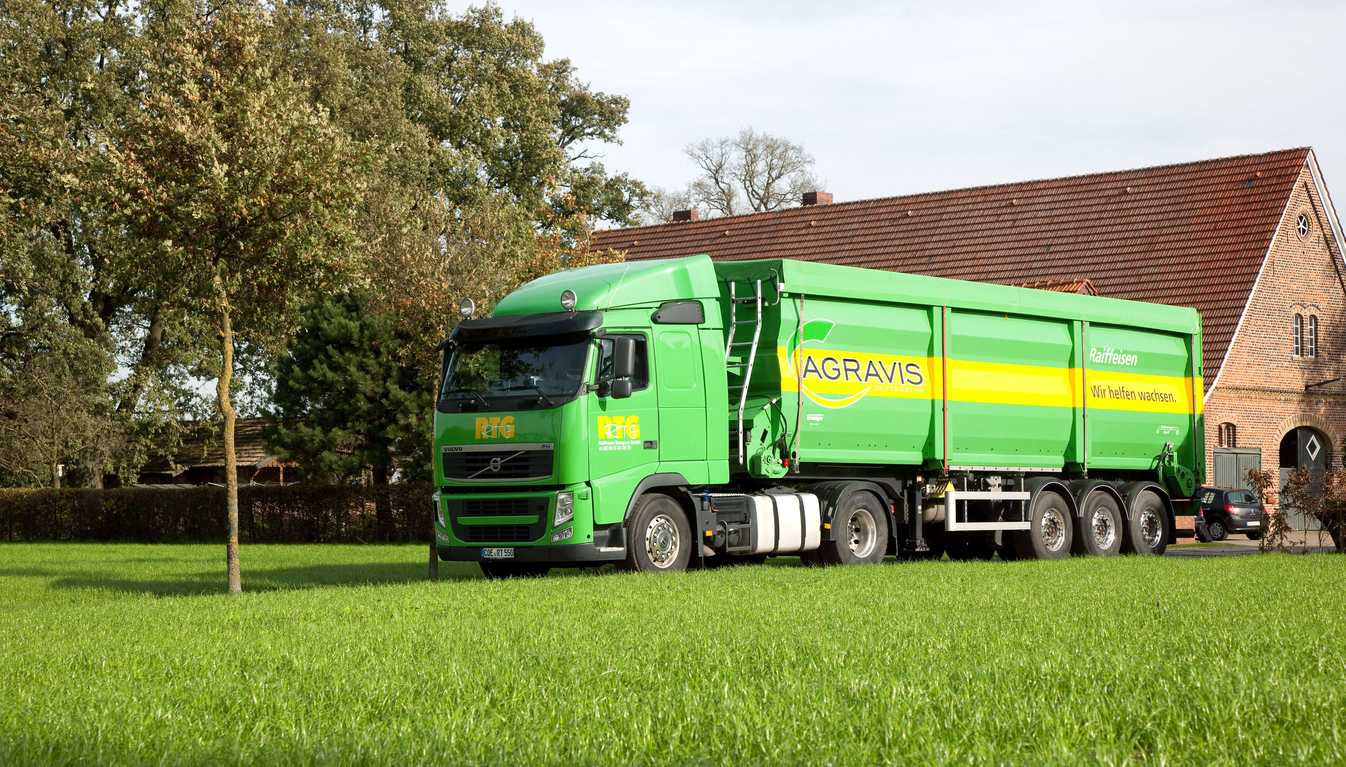Lkw mit AGRAVIS-Aufschrift fährt durch Landschaft