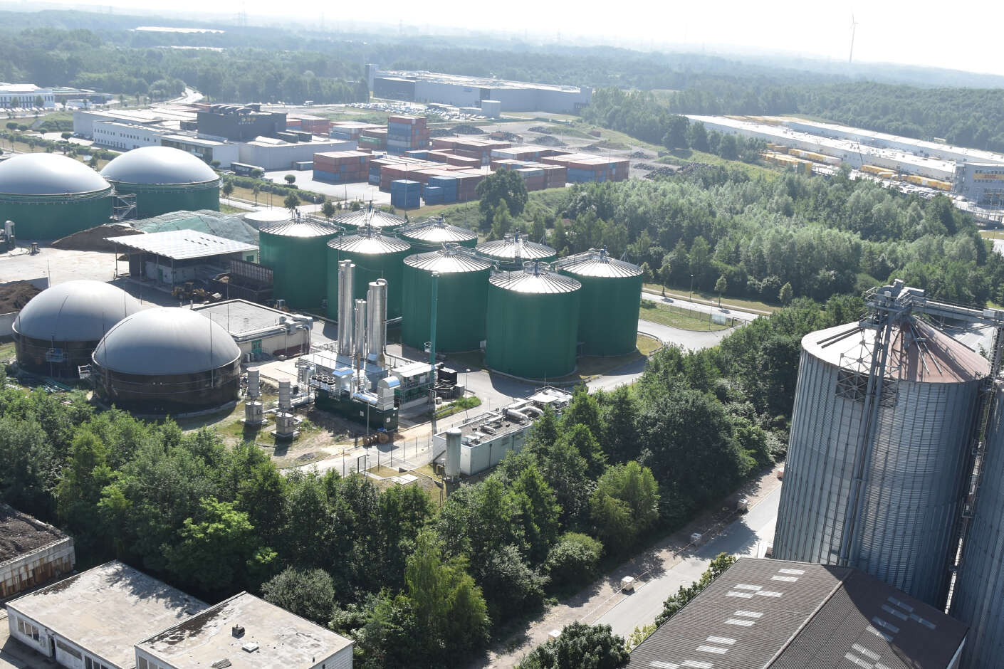 EIne Biogasanlage mit BHKW von oben fotografiert.