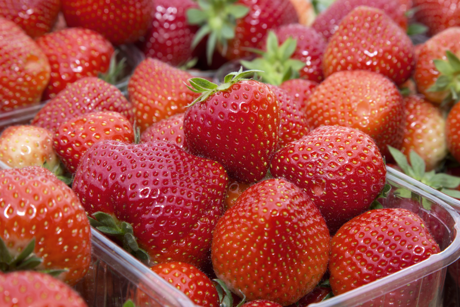 Nahaufnahme von roten Erdbeeren in Plastikschalen