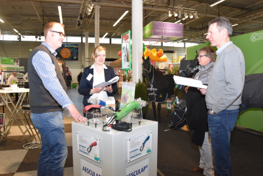 Raiffeisen Mart Mitarbeiter stehen an einem Infostand 