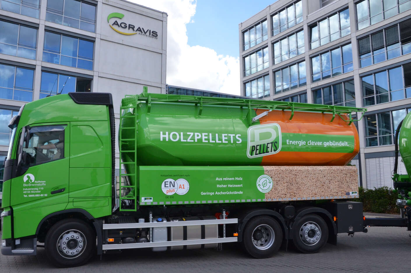 grüner Holzpellets-LKW steht vor der Zentrale in Münster