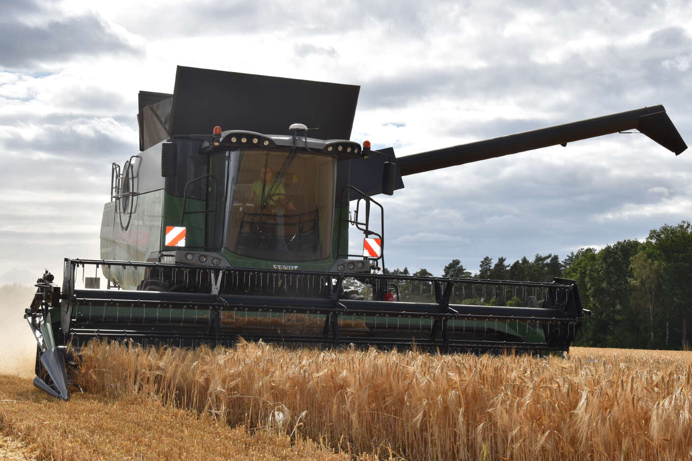 Fendt-Mähdrescher bei Ernte der Wintergerste auf Feld der AGRAVIS Future Farm