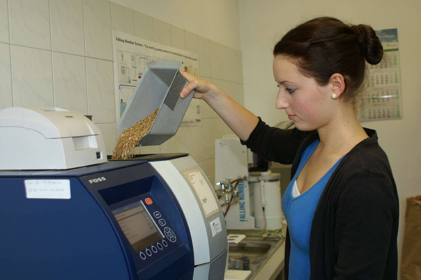 Frau analysiert eine Getreideprobe im Labor