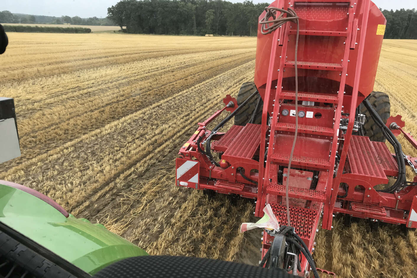Horsch Avatar - Direktsaatmaschine auf Stoppelfeld zur Direktsaat per Scheibentechnik