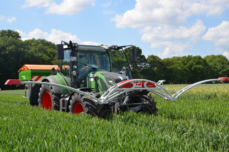 Trecker mit Düngerstreuer