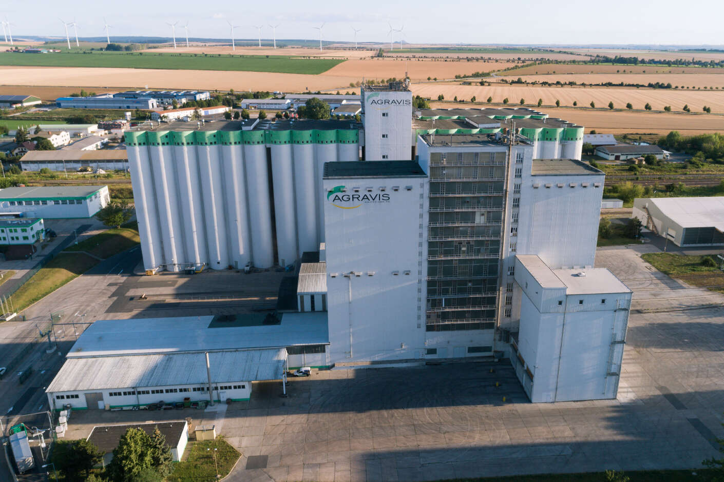Luftaufnahme vom Standortz Querfurt mit Mischfutterwerk, Silos und Hallen
