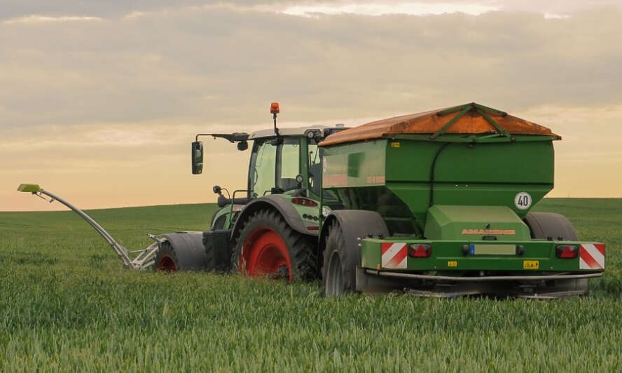 Trecker mit Düngerstreuer