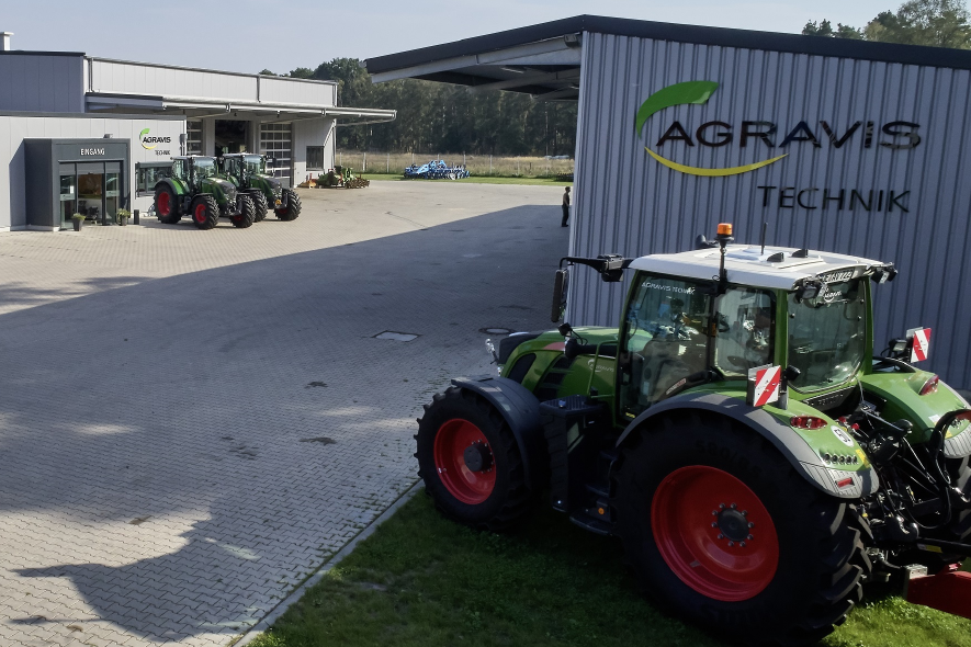 Fendt-Traktor auf Hof vor AGRAVIS Technik Gebäude