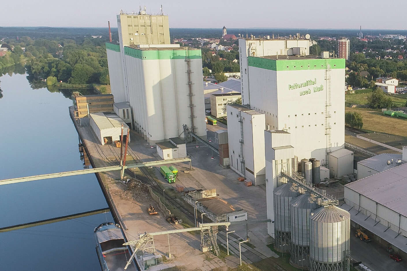 Agrarstandort am Wasser gelegen. Der Standort besteht aus zwei Mühlen-/ Silogebäude, mehrere Stahlsilos und einer große Lagerhalle.