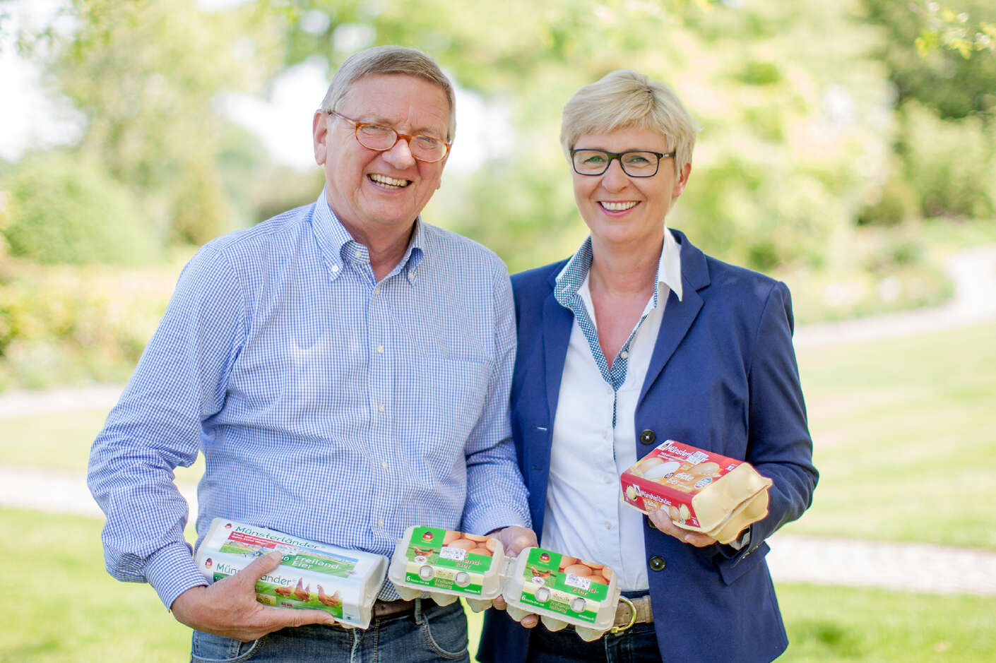 Brigitte Große Volksbeck und Dr. Bernd Diekmann mit Eierschachteln in der Hand. 