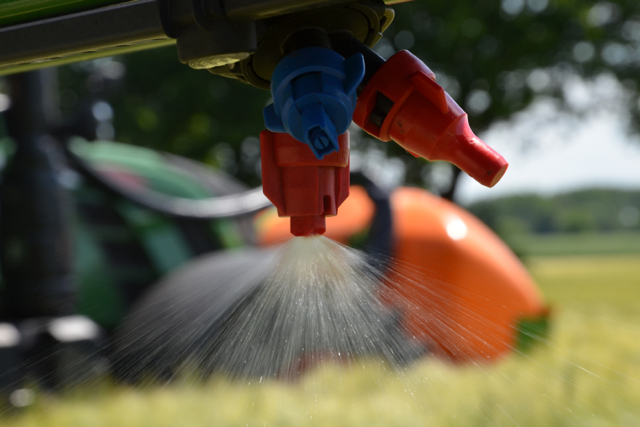 Spritzdüsen verteilen Flüssigkeit präzise auf landwirtschaftlicher Fläche