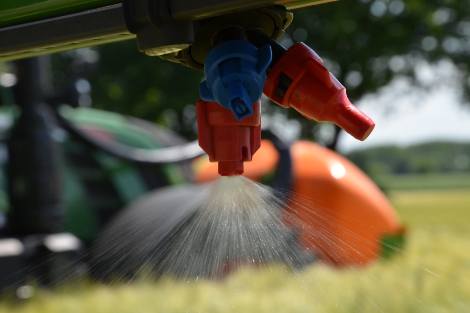 Spritzdüsen verteilen Flüssigkeit präzise auf landwirtschaftlicher Fläche