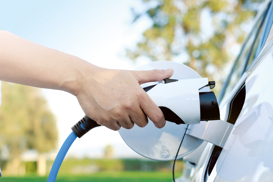 in weißes E-Auto wird getankt.