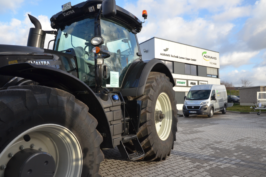 Valtra-Traktor auf dem Hof der AGRAVIS Technik Lenne-Lippe GmbH in Melle