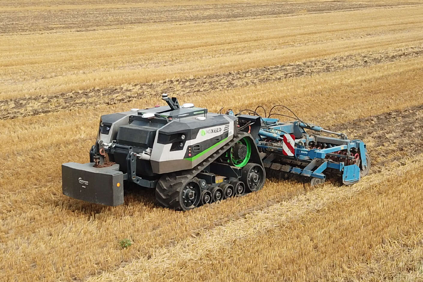 AgBot mit Kettenlaufwerk von AgXeed auf Stoppelfeld