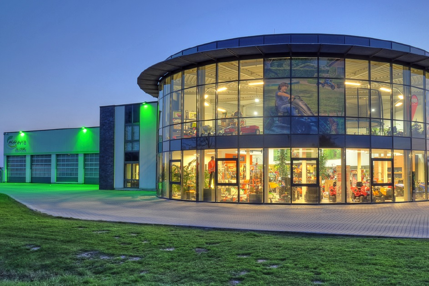Beleuchtetes AGRAVIS Technik Zentrum mit großer Glasfassade am Abend