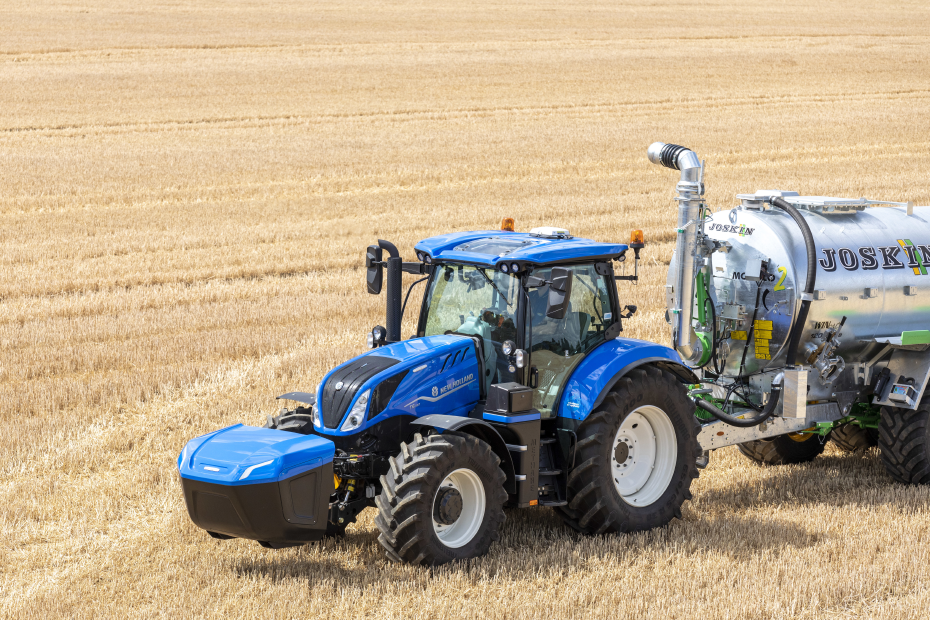 Der Methangasschlepper von New Holland rollt über eine Getreidefeld. 