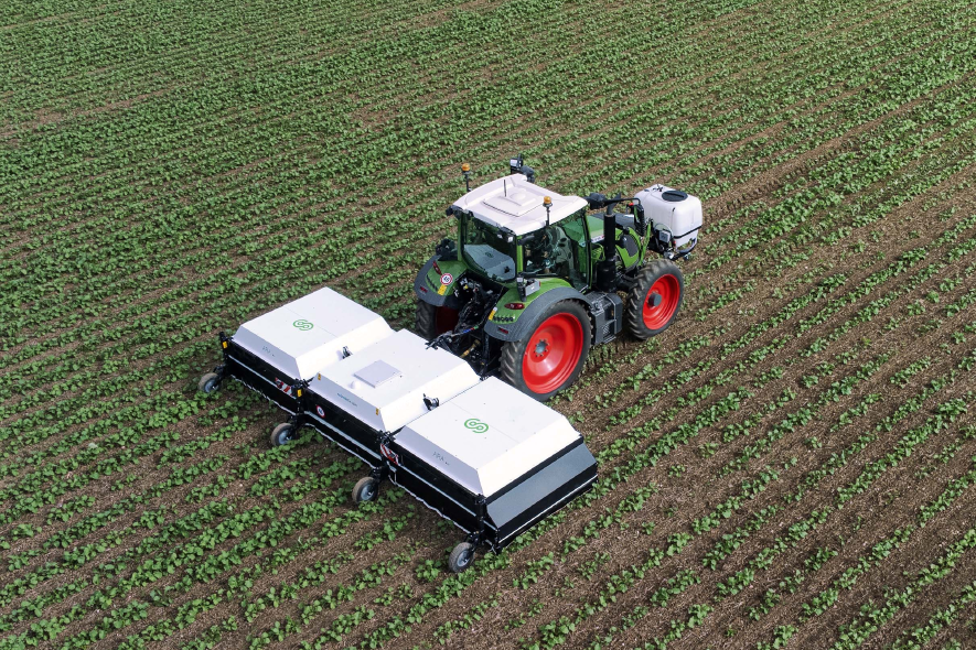 ARA Feldspritze von ecorobotix hinter Traktor auf Versuchsfeld der AGRAVIS Future Farm