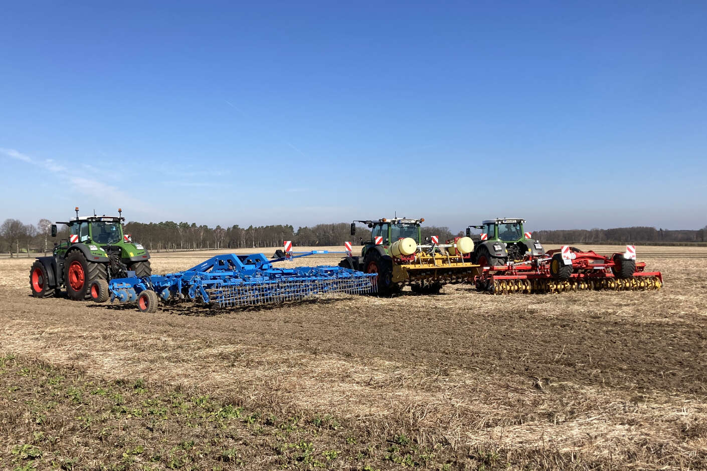 Drei Traktoren mit verschiedenen Anbaumaschinen, Anlage von 3 Versuchsparzellen mit Zwischenfrüchten