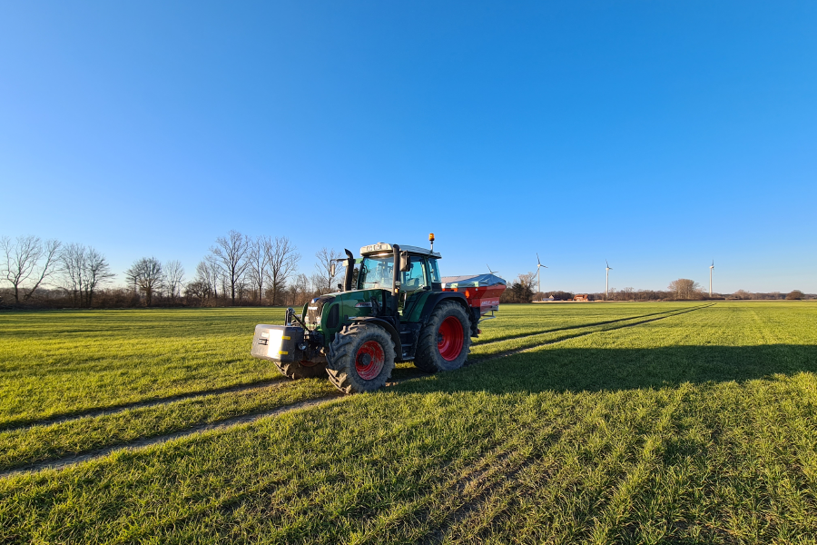 NetFarming Stickstoffdüngung Trecker auf Feld