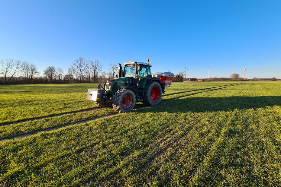 Auf einem Feld wird gedüngt.
