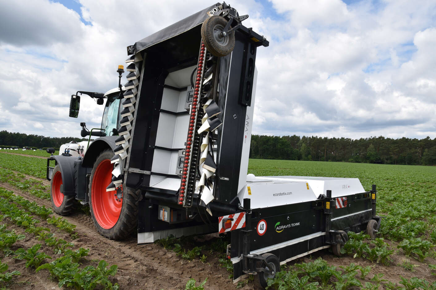 Fendt-Traktor mit ARA-Spritze im Einsatz zur Unkrautregulierung im Bestand