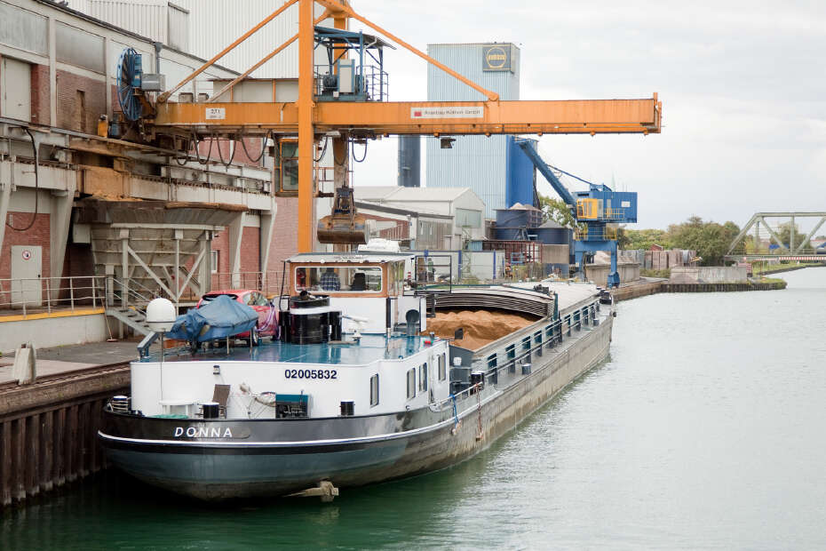 Schiff auf dem Kanal in Münster am Futtermittelwerk der AGRAVIS