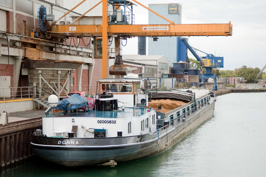 Schiff auf dem Kanal in Münster am Futtermittelwerk der AGRAVIS