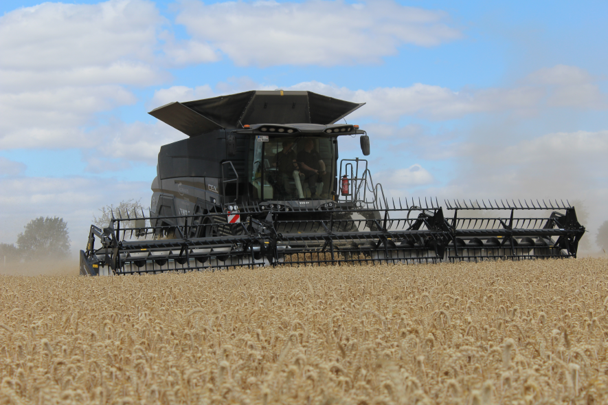 Schwarzer Fendt Mähdrescher bei der Getreideernte auf dem Feld