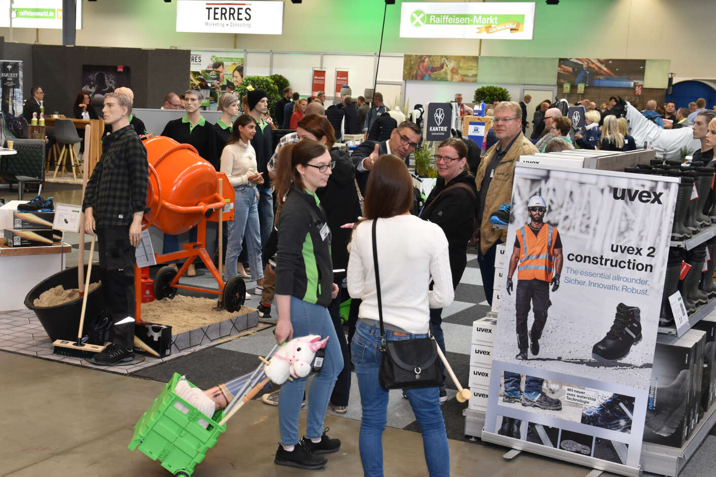Ausstellung und viele Menschen bei der Ordermesse