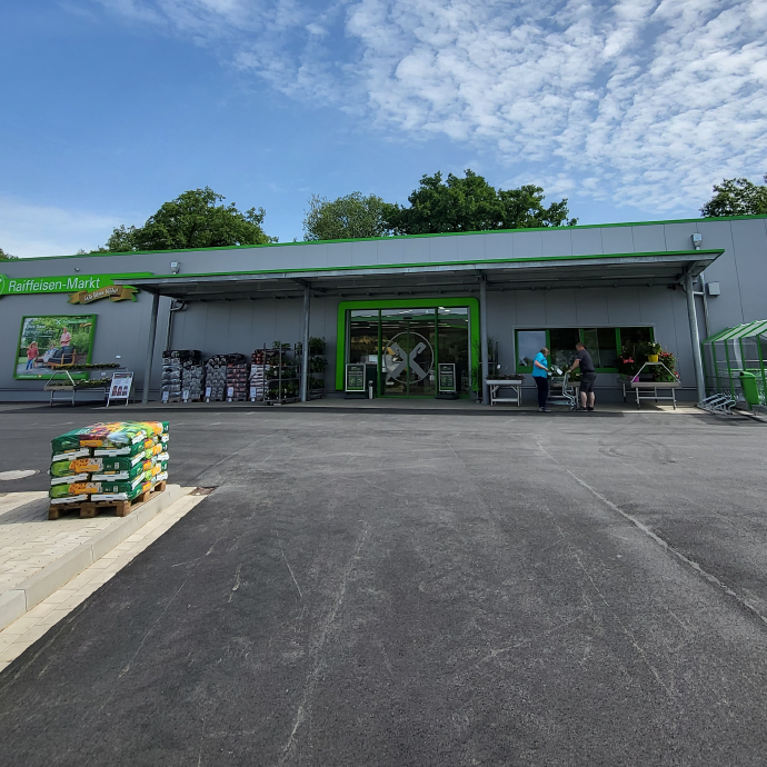 Eingang vom Raiffeisen-Markt Sundern mit Parkplatz & Teil der Tankstelle im Vordergrund