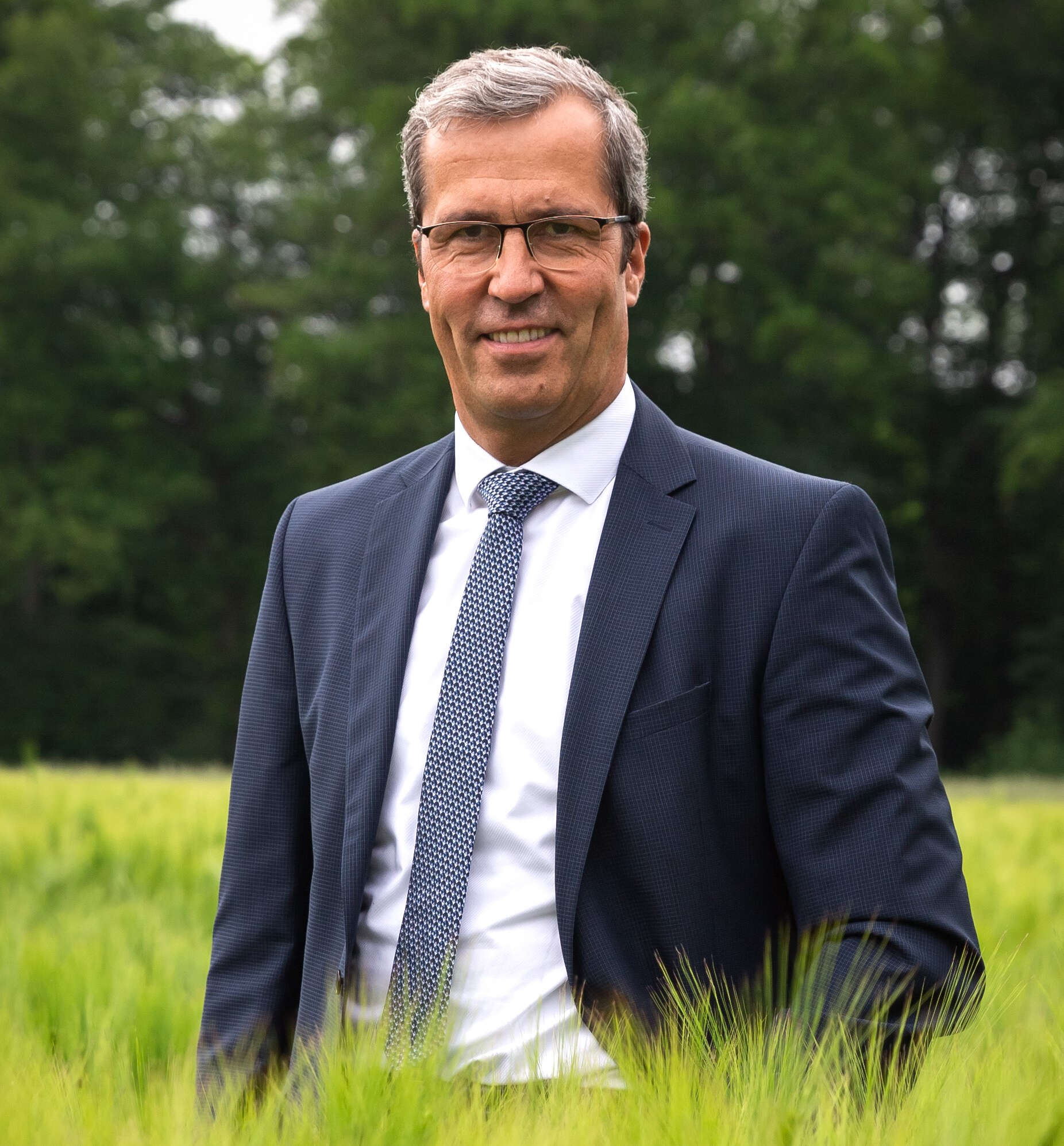 Dr. Dirk Köckler steht im Gerstenfeld