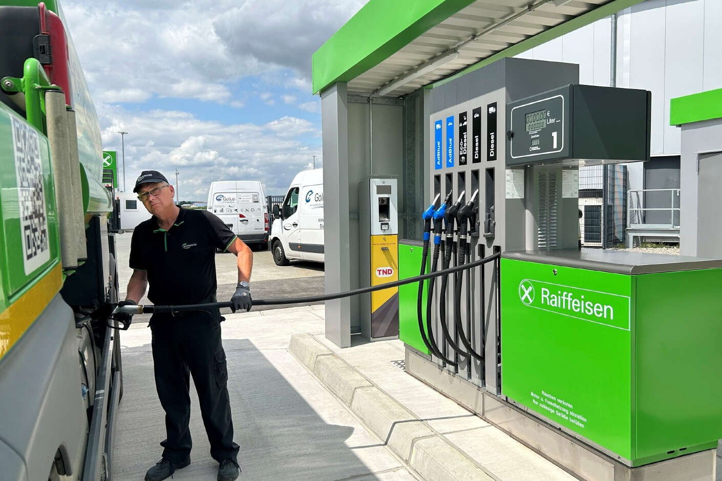 Tank-LKW-Fahrer tank den LKW an der Tankstelle in Hohenwepel