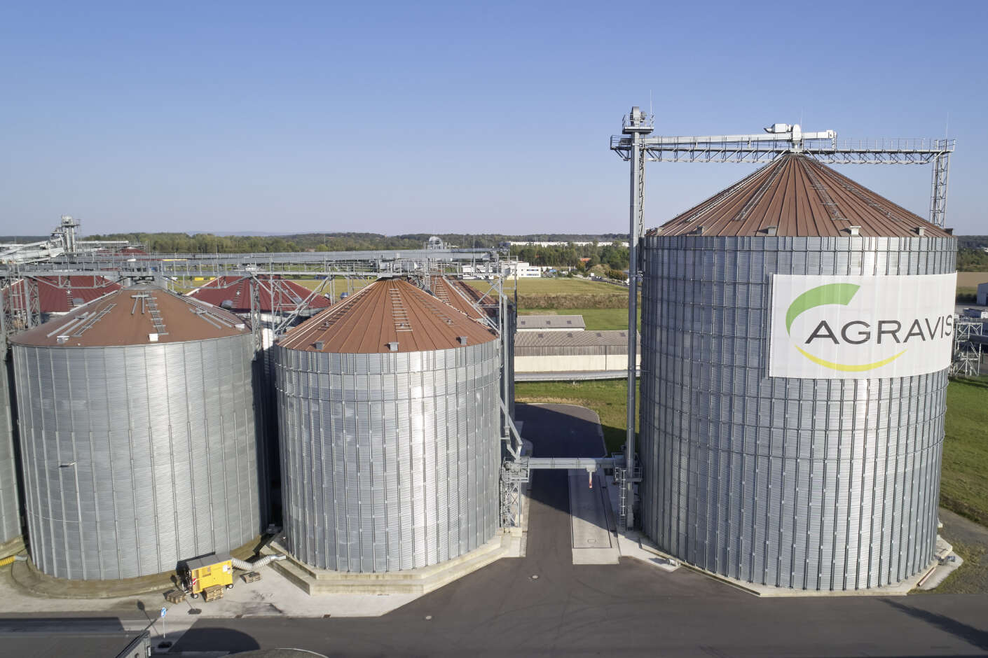 Drei Rundsilos stehen nebeneinander. Das Silo ganz rechts ist ein paar Meter höher und etwas breiter als die anderen beiden. 