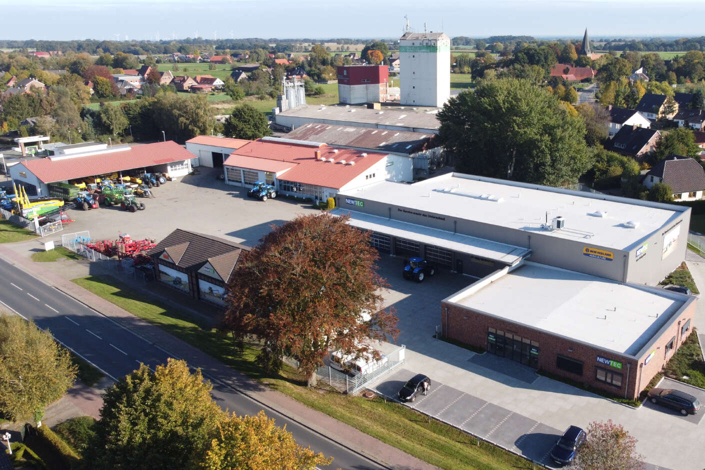 Drohnenaufnahme vom Standort in Syke. Es stehen mehrere Gebäude um einen gemeinsamen Hof herum. 