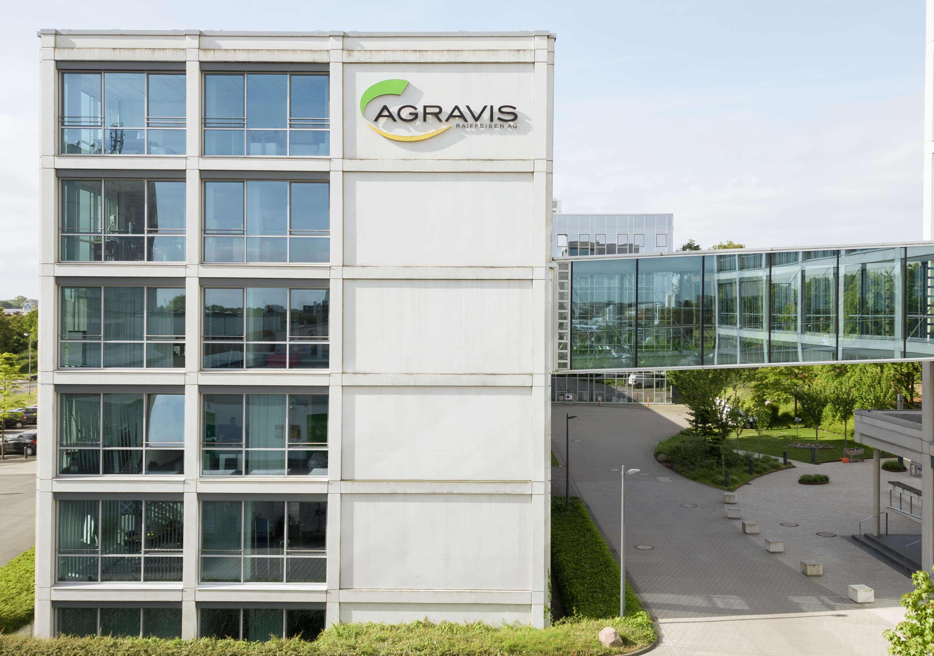 AGRAVIS Zentrale Münster mit Blick auf Skywalk und AGRAVIS-Logo und Fassade