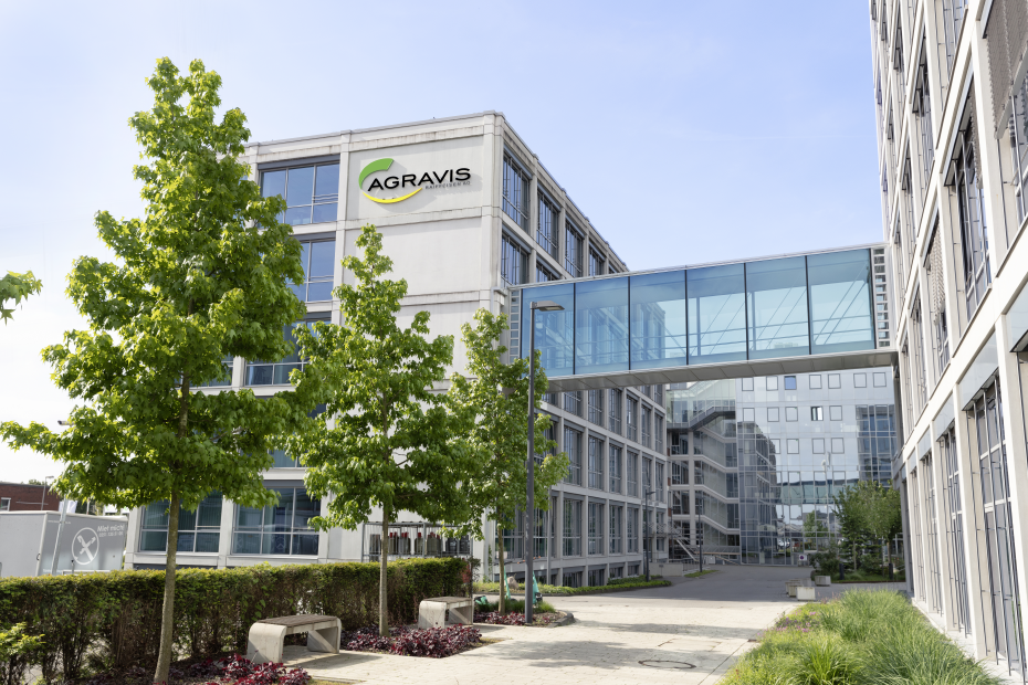Zentrale AGRAVIS Raiffeisen AG - AGRAVIS-Logo an Fassade - Skywalk verbindet Gebäudeteile