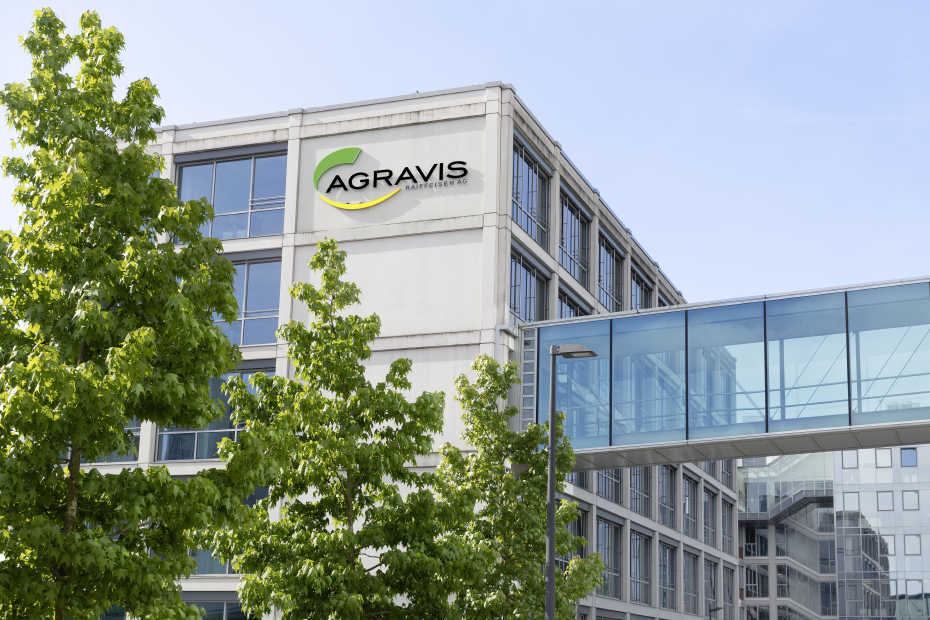 Zentrale AGRAVIS Raiffeisen AG - AGRAVIS-Logo an Fassade - Skywalk verbindet Gebäudeteile