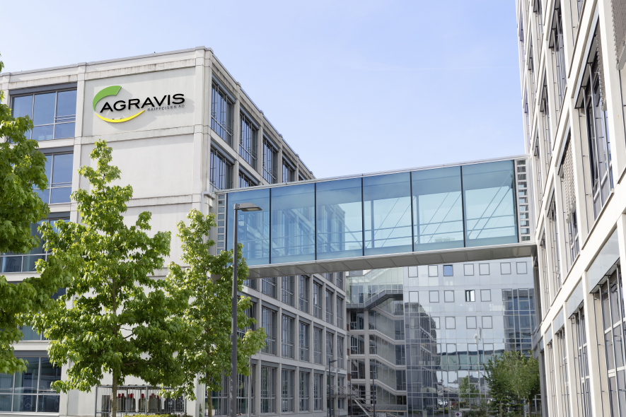 Zentrale AGRAVIS Raiffeisen AG - AGRAVIS-Logo an Fassade - Skywalk verbindet Gebäudeteile