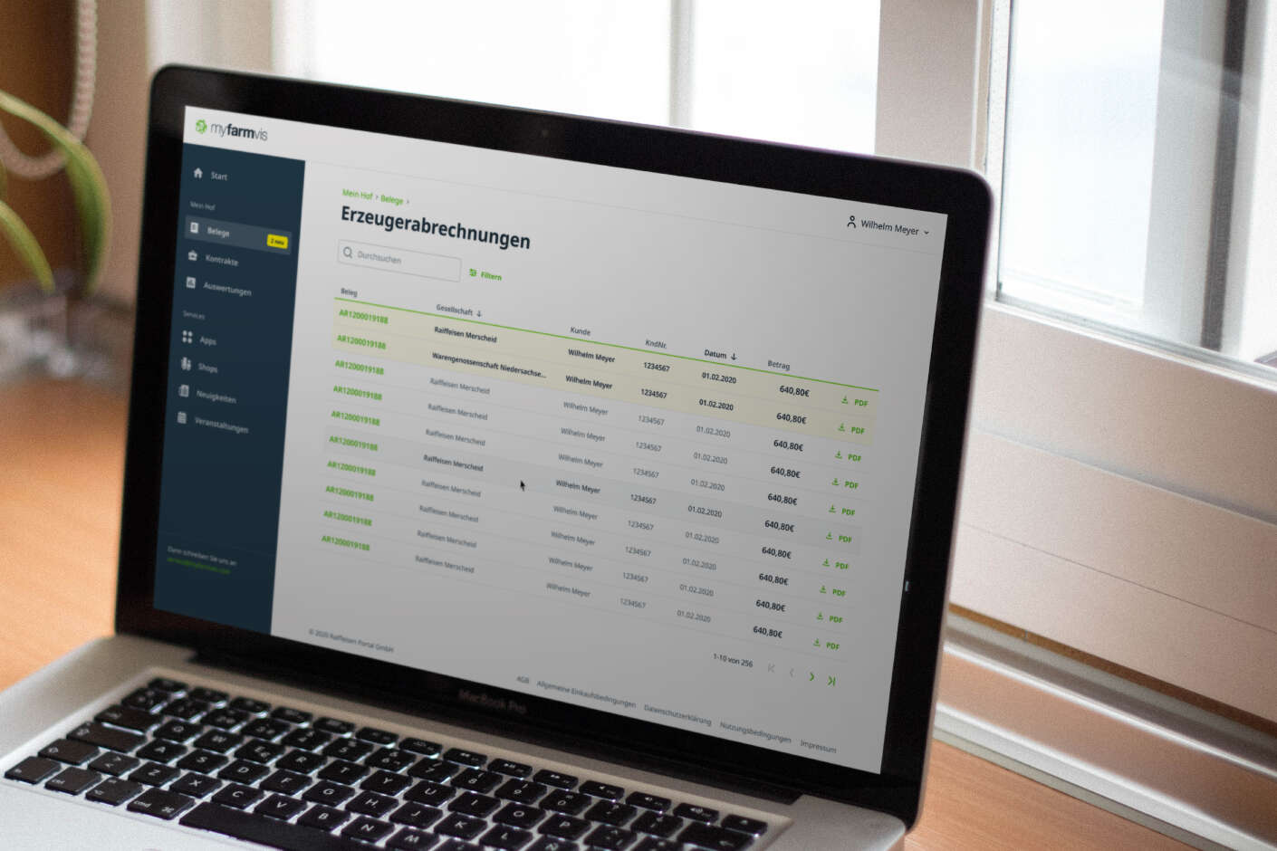 Arbeitsplatz mit Laptop und Smartphone Kundenportal myfarmvis.com