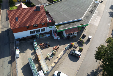 Drohnenansicht auf Gebäude vom Raiffeisenmarkt Badenhausen - AGRAVIS Niedersachsen-Süd GmbH