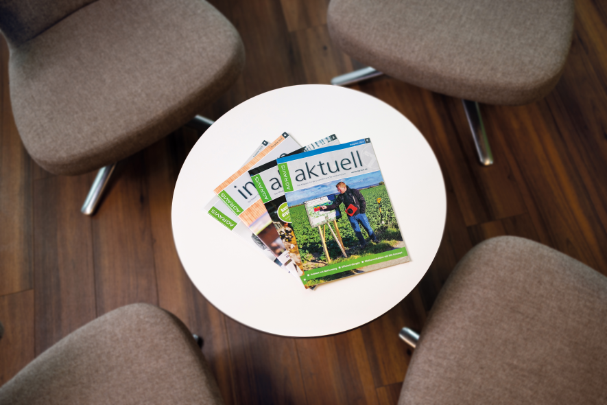 Vier Ausgaben des Kundenmagazins AGRAVIS aktuell liegen auf einem Beistelltisch gefächert