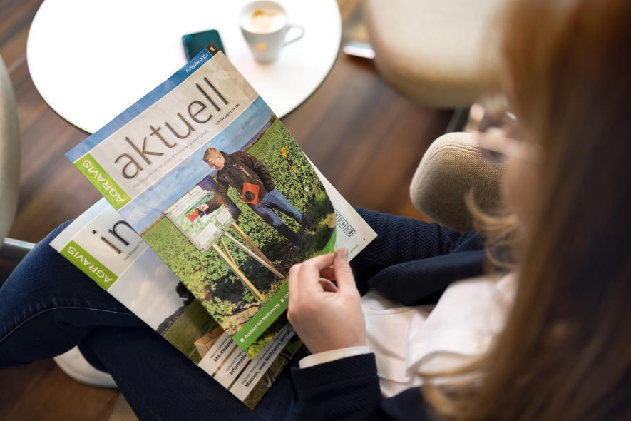 Frau liest Kundenmagazin AGRAVIS aktuell