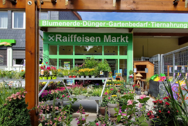 Blick auf das Blumensortiment im Raiffeisenmarkt Elbingerode - AGRAVIS Niedersachsen-Süd GmbH